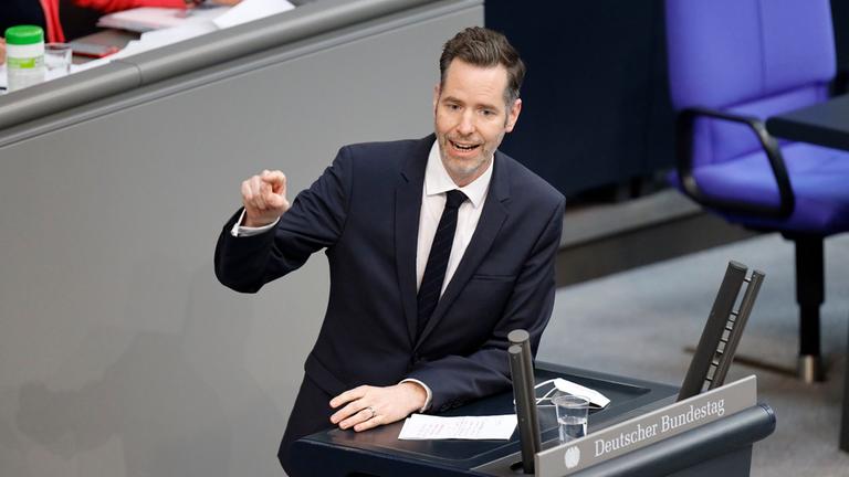 Christian Dürr spricht während einer Sitzung des Deutschen Bundestages am Rednerpult.