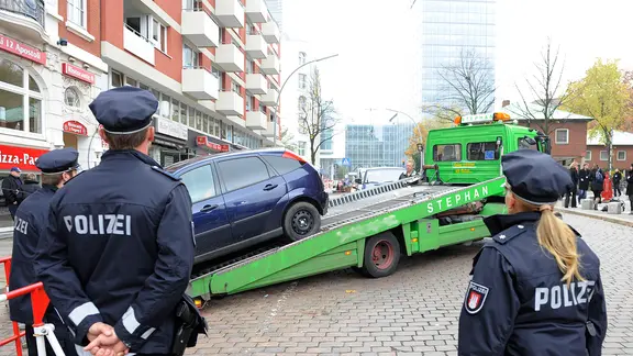 Ein falsch parkendes Auto wird in Hamburg auf einen Lkw gezogen.