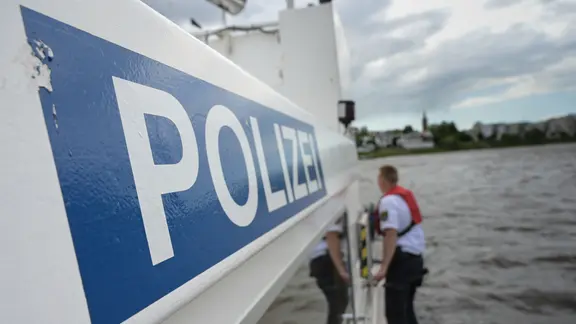 Die Wasserschutzpolizei im Einsatz. | picture alliance/dpa, Heiko Rebsch Die Wasserschutzpolizei im Einsatz.