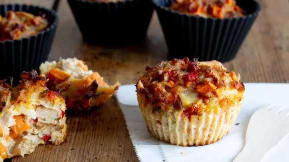 Thunfischmuffins liegen auf einem Holzbrett. | NDR, Claudia Timmann Thunfischmuffins liegen auf einem Holzbrett.