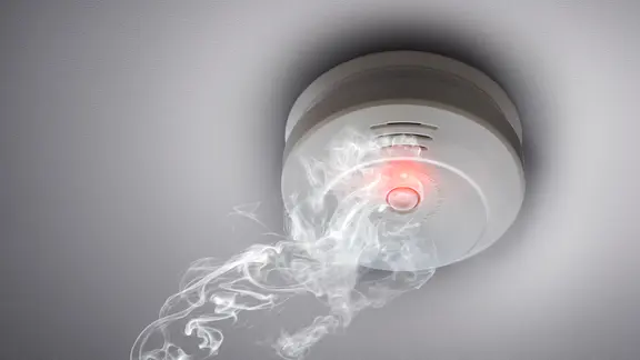 Rauch vor einem Brandmelder