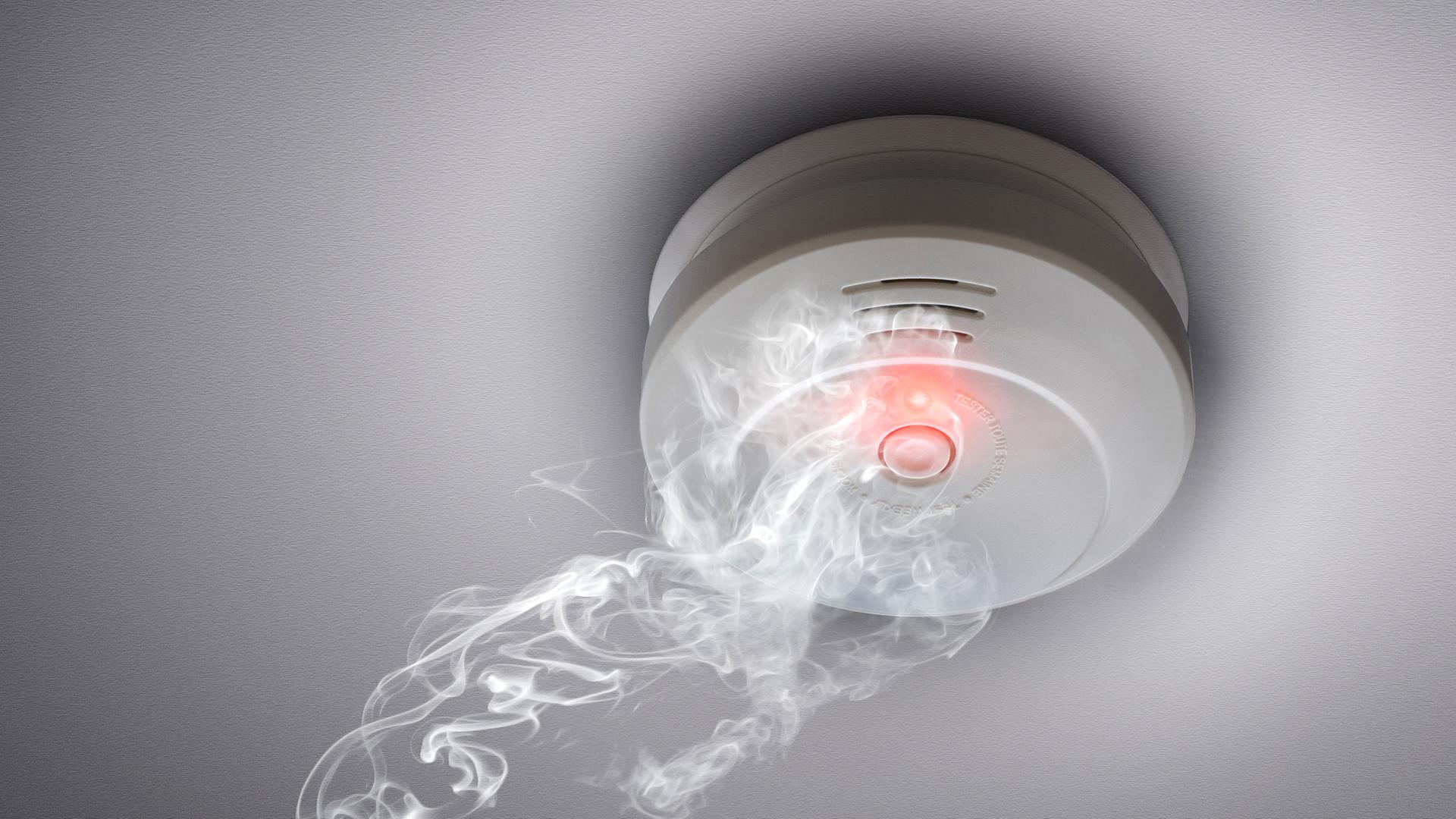 Rauch vor einem Brandmelder | Fotolia, psdesign1