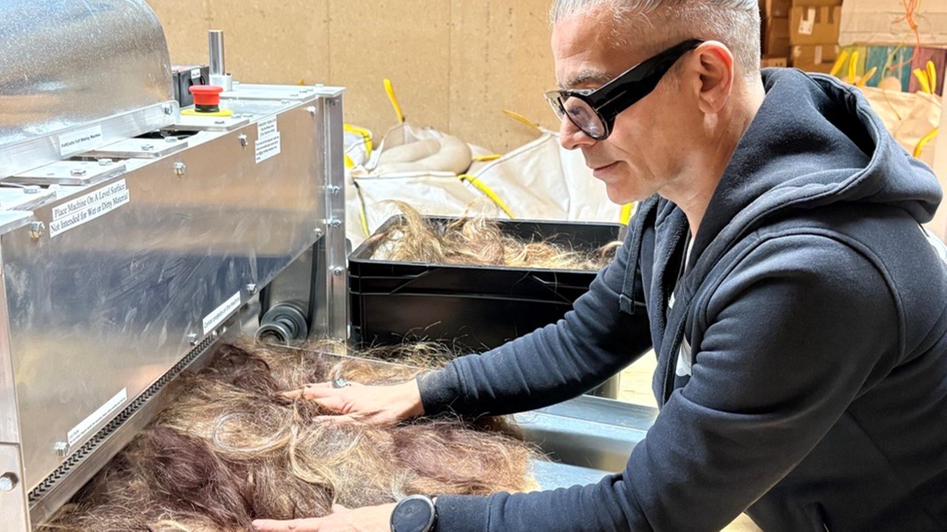 Friseur Emidio Gaudioso sortiert das Haar-Kork-Gemisch.  | NDR, Annicka Erdmann