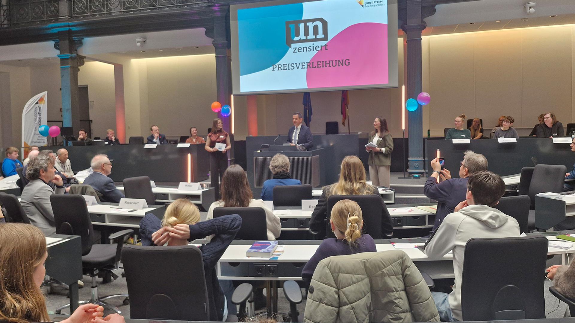 Ministerpräsident Olaf Lies (SPD) spricht bei der Preisverleihung der besten Schülerzeitungen Niedersachsens. | NDR, Julia Willkomm
