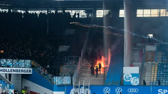 Anhänger von Dynamo Dresden und Hansa Rostock beschießen sich mit Raketen und brennen Pyrotechnik ab.