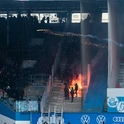 Anhänger von Dynamo Dresden und Hansa Rostock beschießen sich mit Raketen und brennen Pyrotechnik ab.