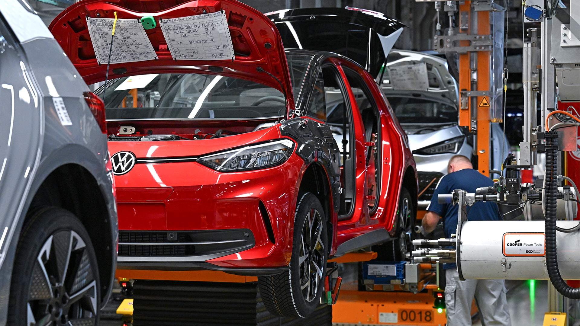Die Elektrofahrzeuge ID.3 und Cupra Born werden im VW-Werk in Zwickau montiert. | picture alliance/dpa/Hendrik Schmidt