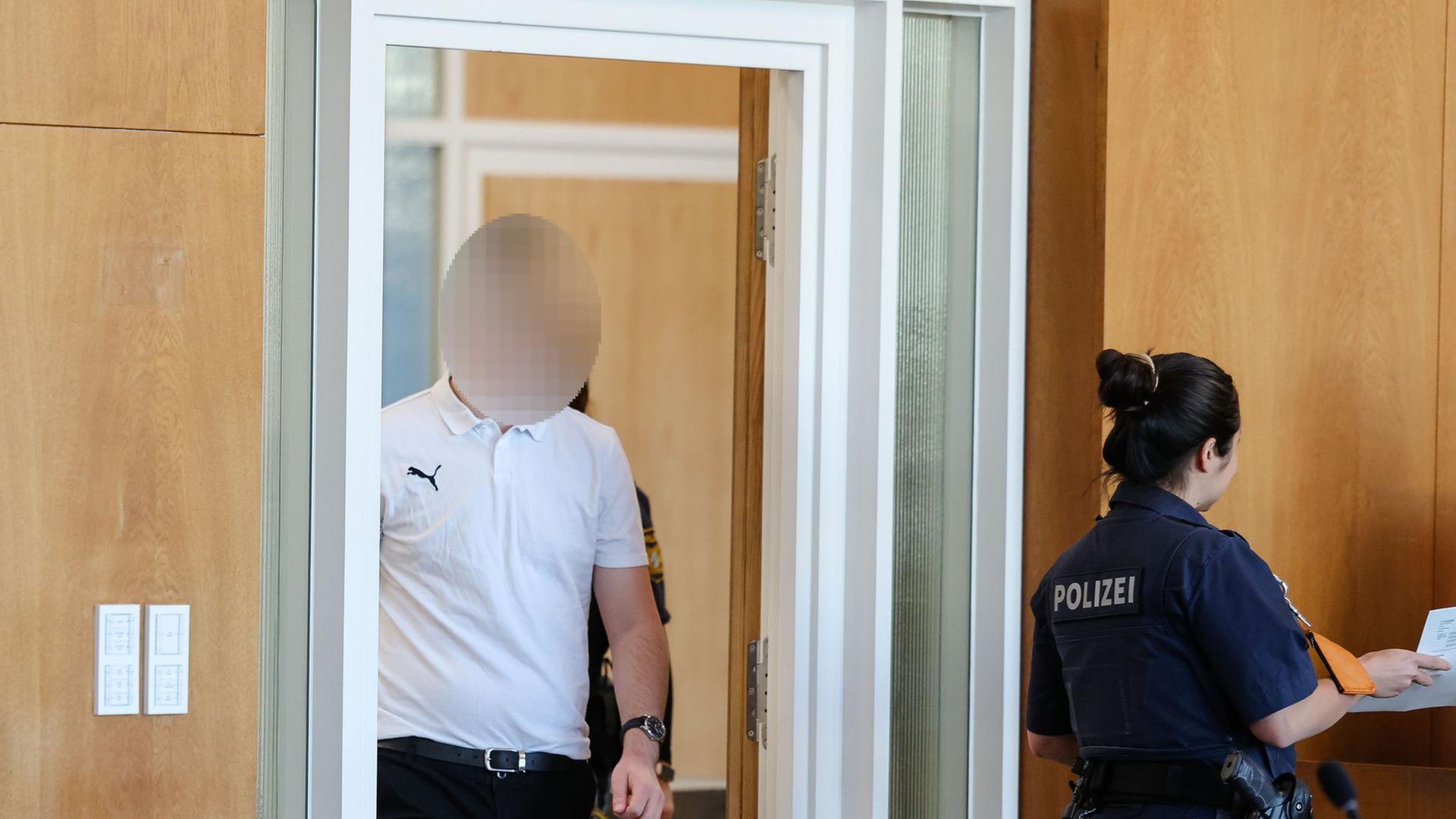 Prozessbeginn vor dem Landgericht Aschaffenburg gegen einen bereits in Niedersachsen verurteilten Sexualstraftäter. | dpa, Daniel Löb