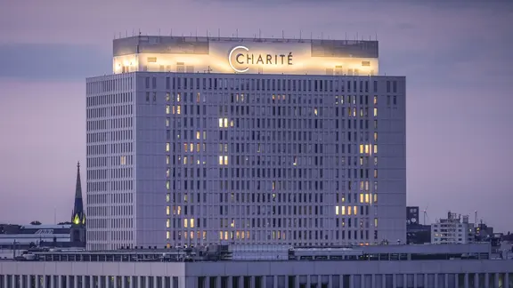 Das Bettenhaus der Charité in Berlin im Abendlicht | picture alliance / Schoening, Schoening Das Bettenhaus der Charité in Berlin im Abendlicht