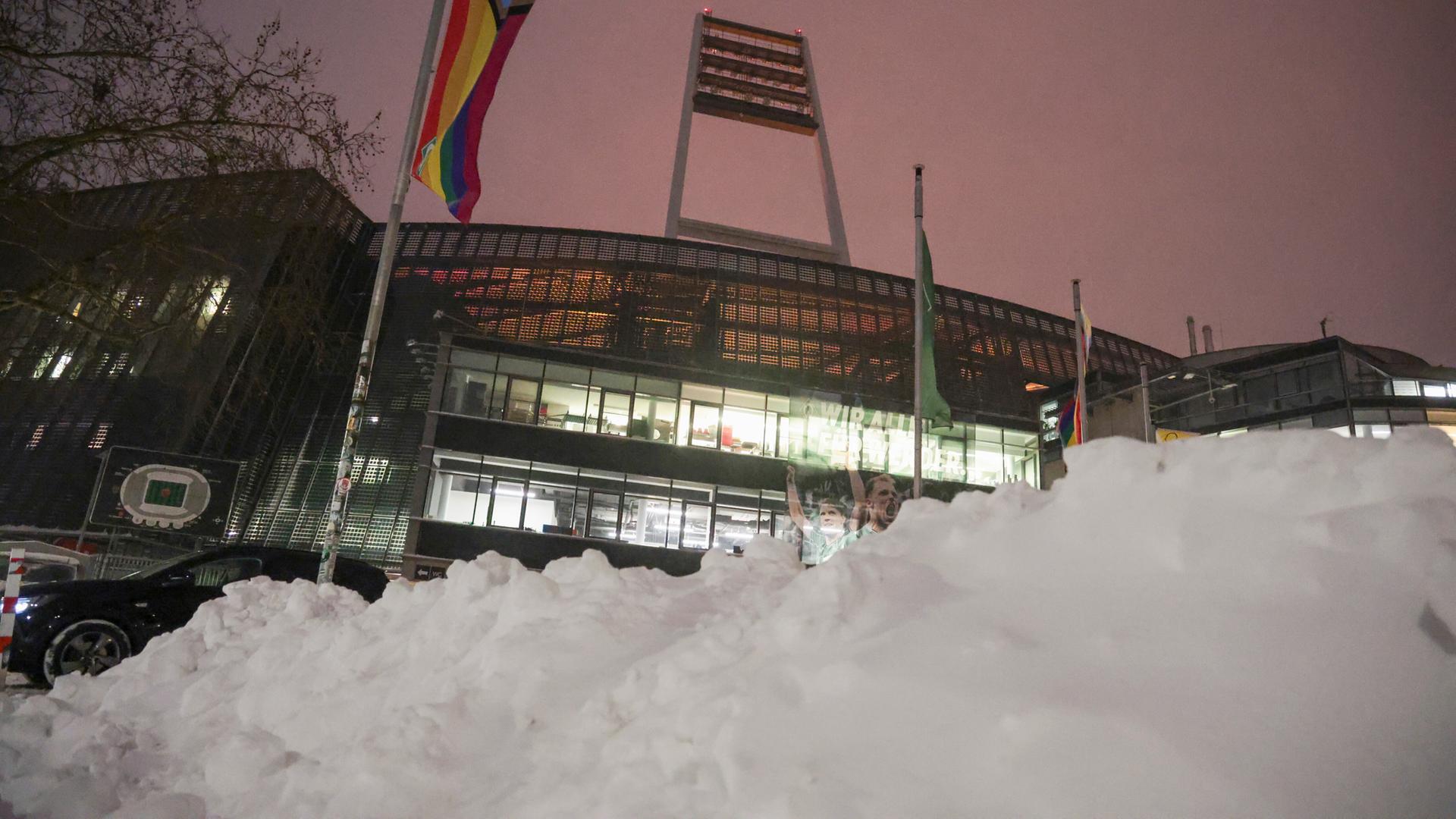 Schnee tÃ¼rmt sich vor dem Weserstadion des SV Werder Bremen | picture alliance/dpa | Focke Strangmann