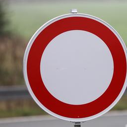 Ein Straßenschild weist auf eine Sperrung hin.