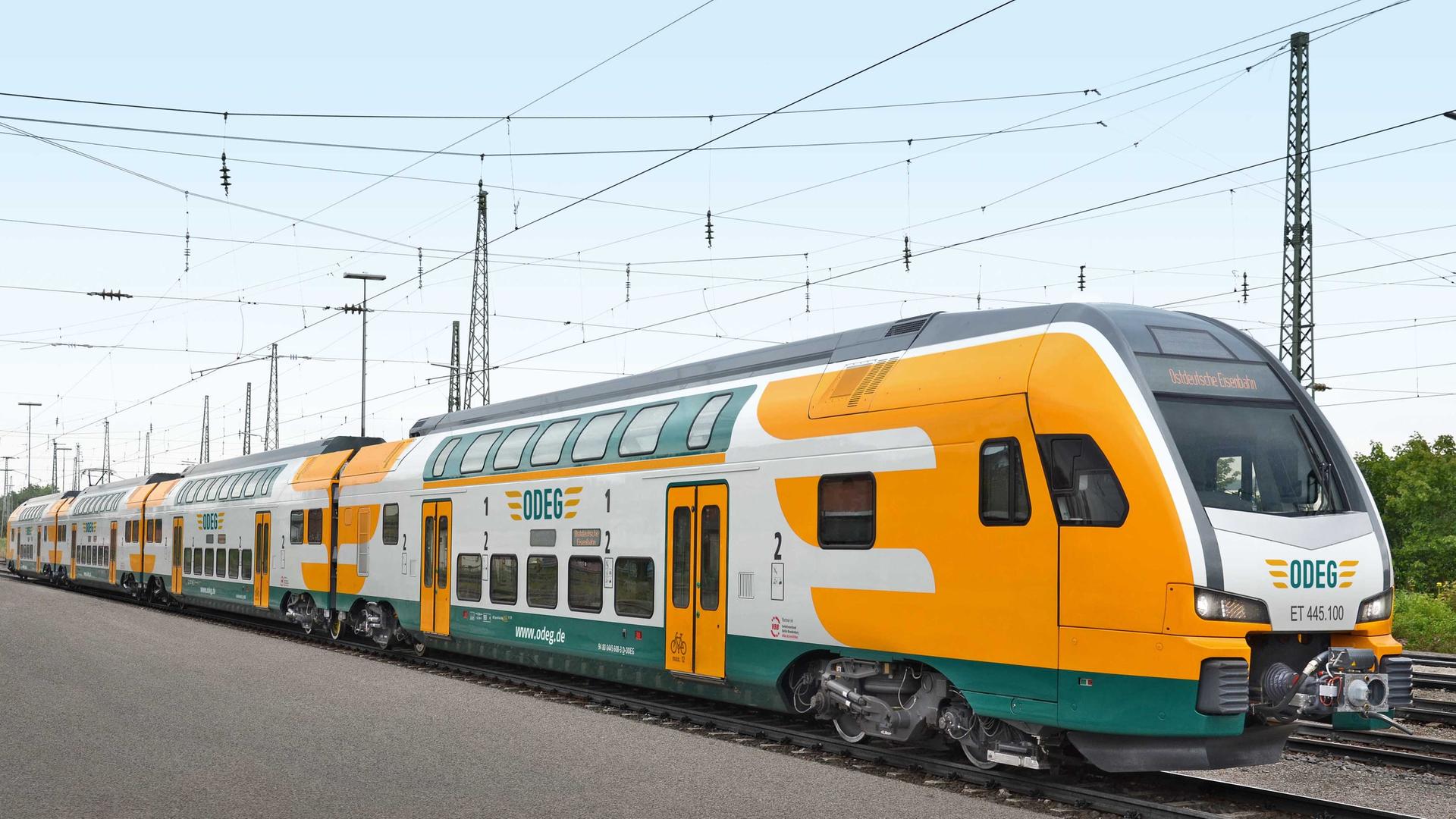 Im Bahnhof von Parchim: Zug der ODEG großflächig beschmiert