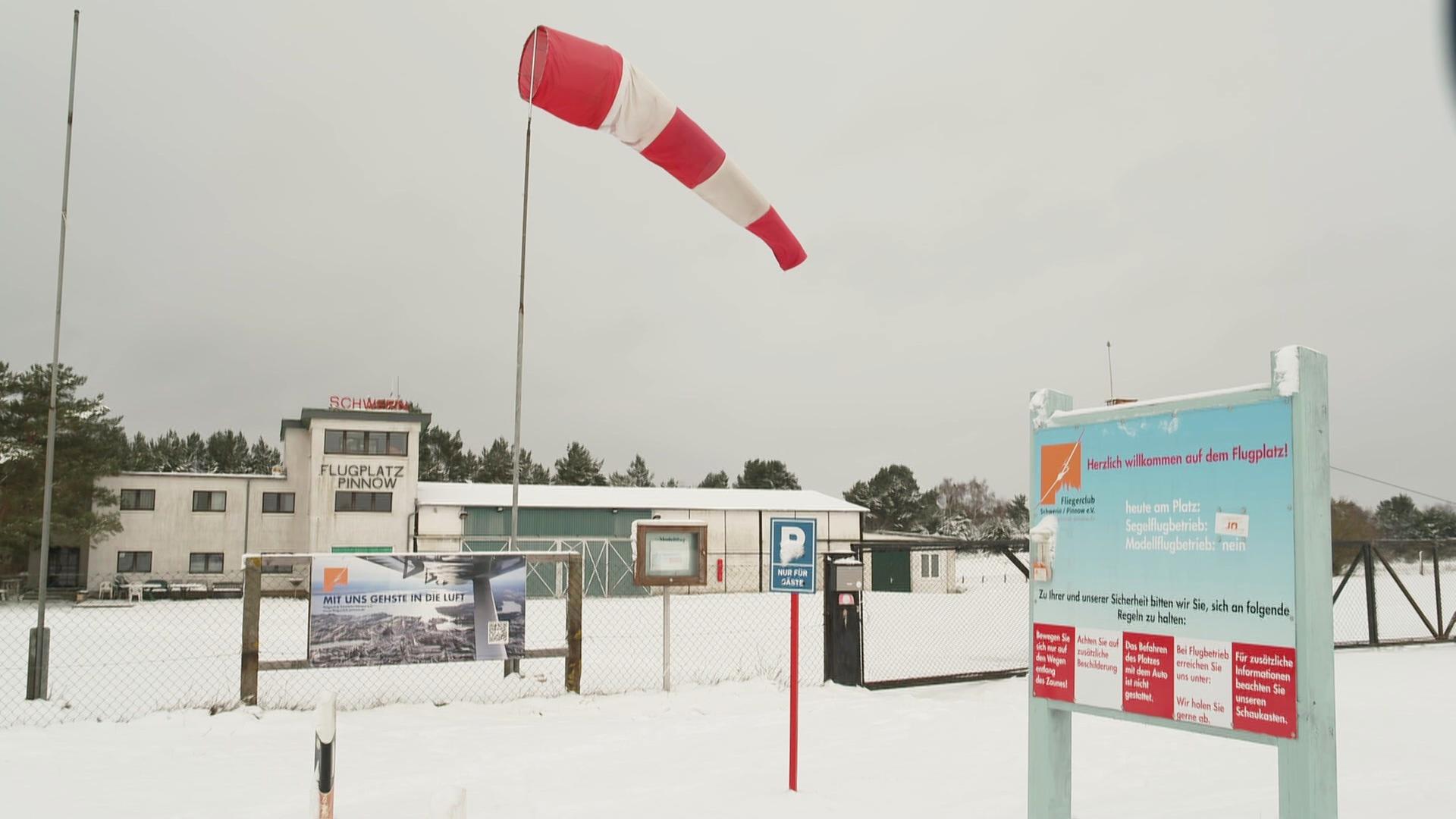 Pinnow: Drifter zerwühlen mit Autos das Flugplatz-Gelände