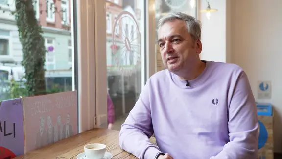 Arnd Zeigler sitzt in einem Café für ein Interview.