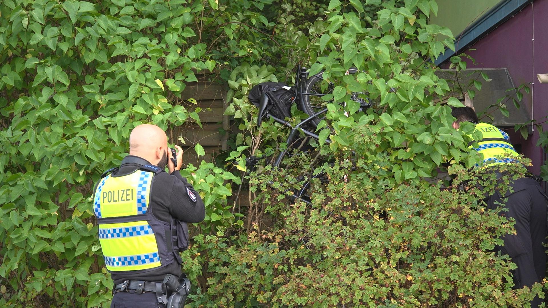 Nach Verfolgungsfahrt: Unbeteiligter Radfahrer schwer verletzt
