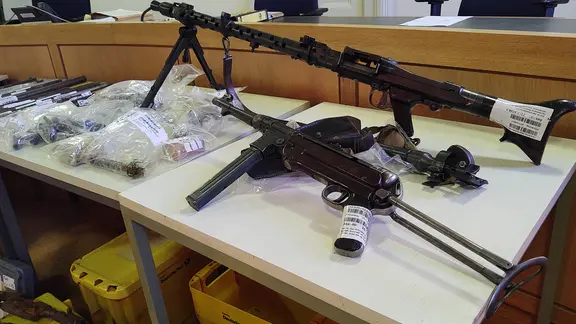 Waffensammlung im Prozessauftakt gegen Waffensammler im Landgericht Flensburg