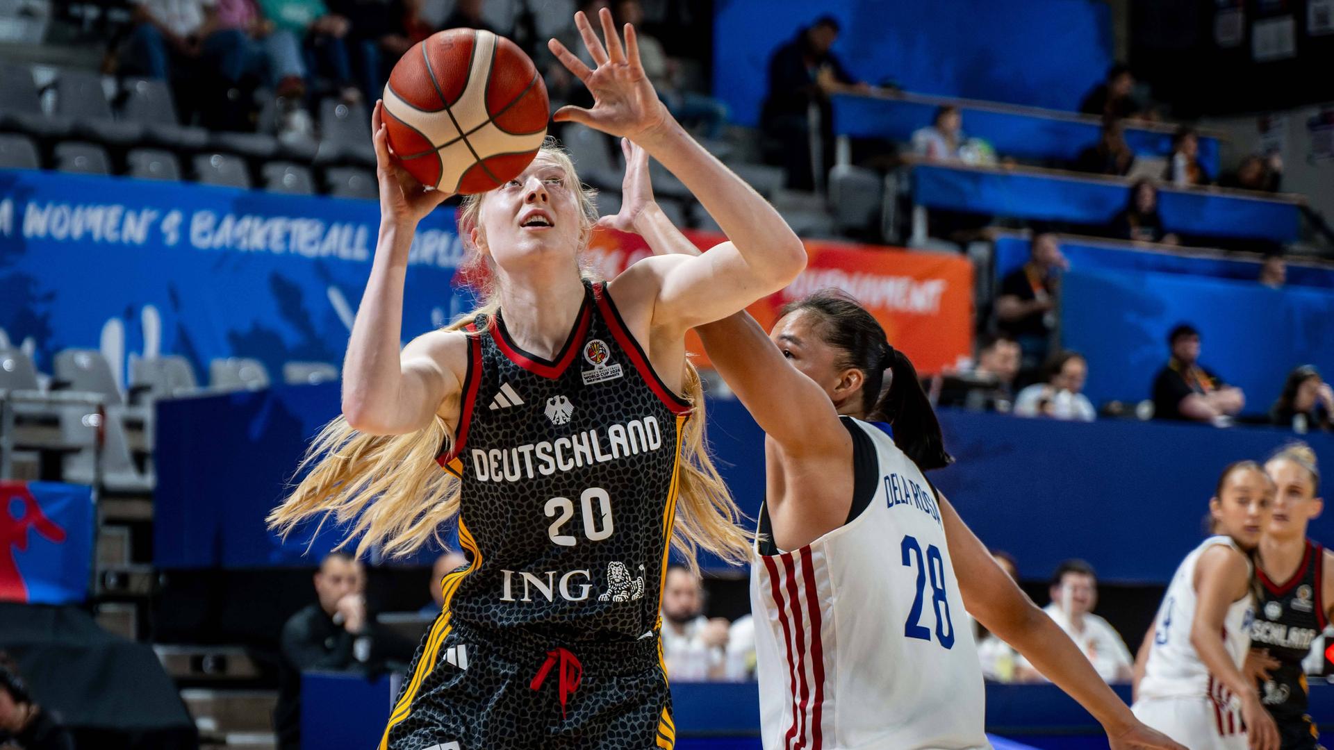 Die deutsche Basketball-Nationalspielerin Frieda Bühner (l.) | IMAGO / camera4+