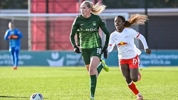 Camilla Küver (l.) vom VfL Wolfsburg im Duell mit Delice Boboy von RB Leipzig 