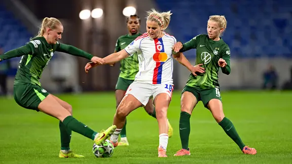 Die Wolfsburgerinnen versuchen Lyons Lindsey Heaps den Ball abzujagen