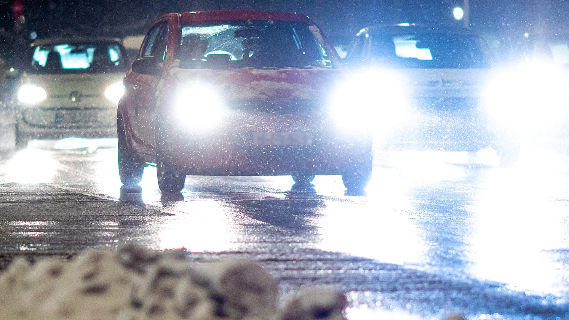 Mehrere Autos sind bei winterlichem Wetter auf glatter Fahrbahn unterwegs. | picture alliance/dpa, Moritz Frankenberg