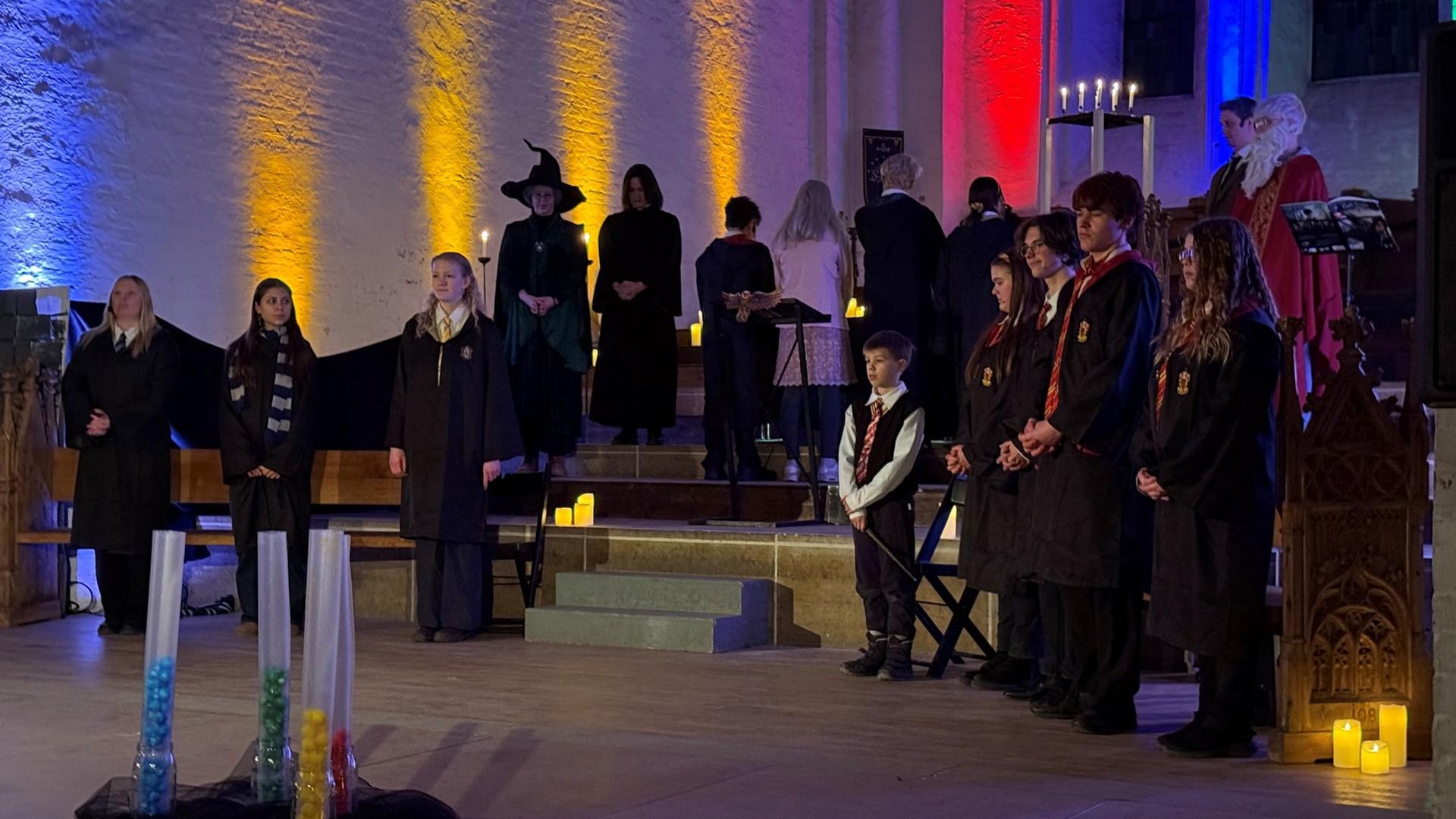 Menschen mit Harry-Potter-Kostümen im Lüecker Dom | Jannik Wölffel, NDR