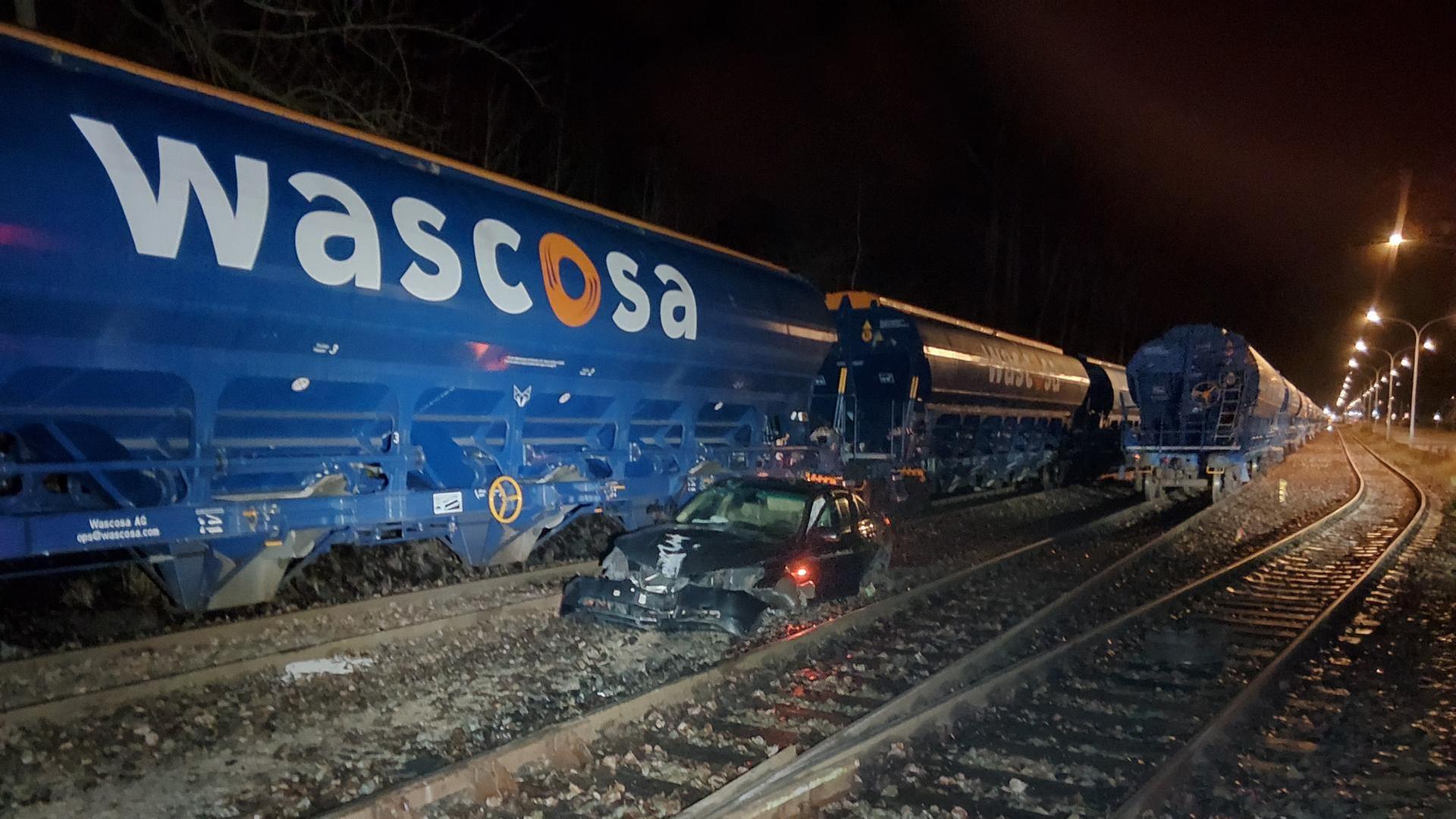 Rostock: Autofahrer fährt am Fischereihafen in Gleisbett