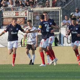 Kiels Spieler bejubeln einen Treffer
