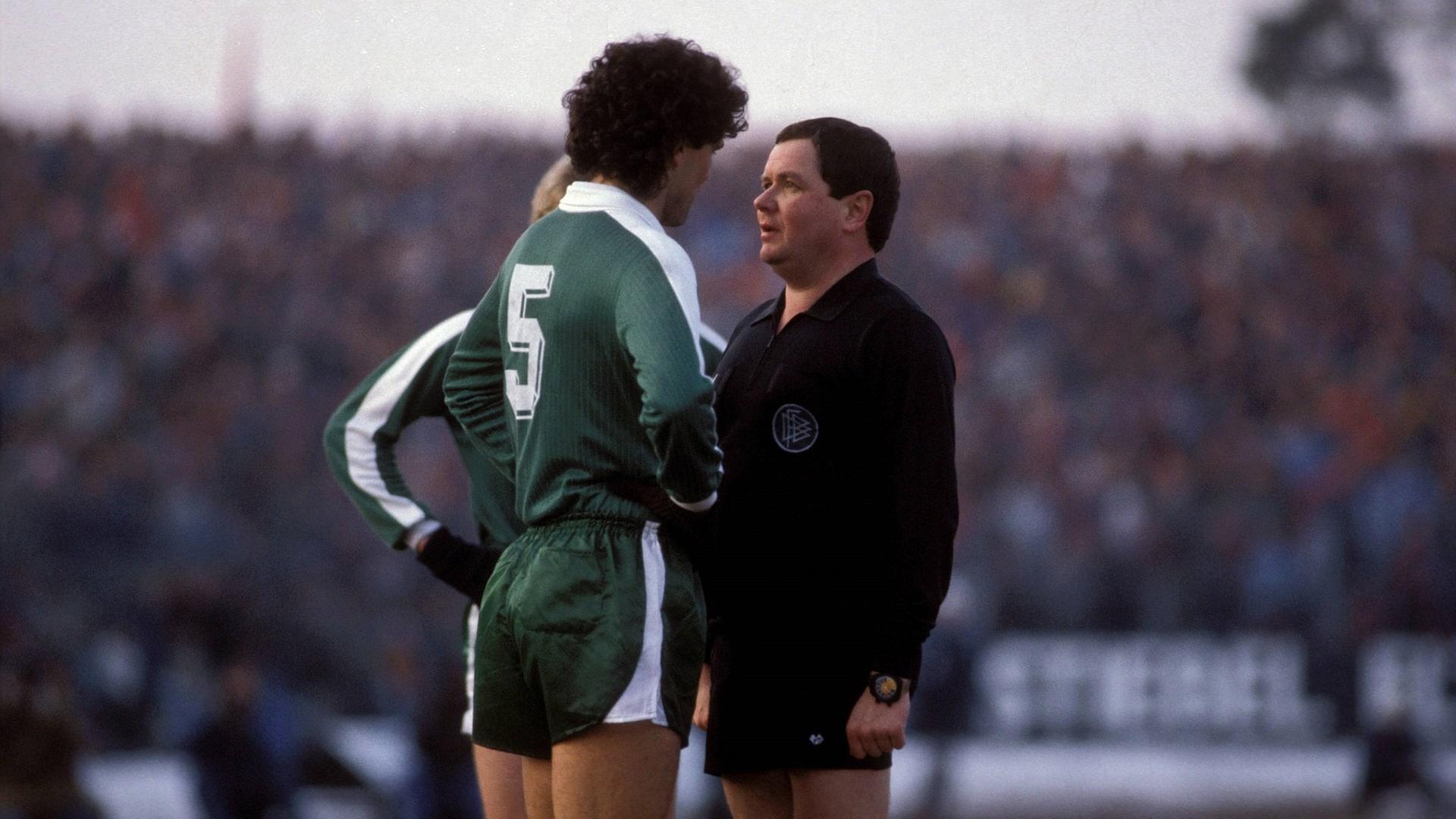 Schiedsrichter Wolf-Dieter Ahlenfelder (r.) im Zwiegespräch mit Bremens Bruno Pezzey. | imago/Kicker/Liedel, Liedel