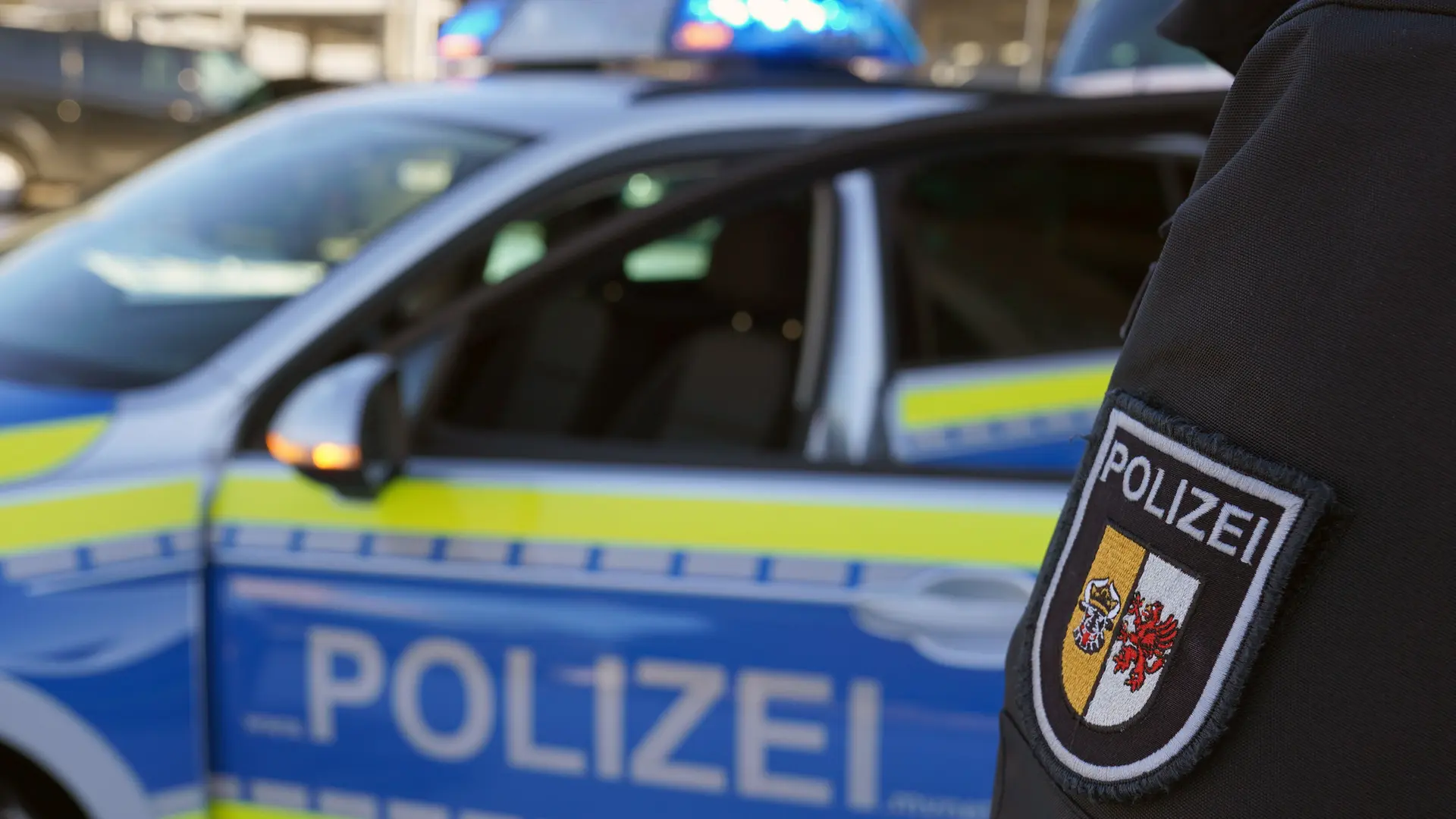 Vorfahrtsstreit zwischen zwei Autofahrern verursacht Stau auf Urlaubsinsel