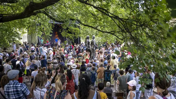 Publikum vor einer Bühne in einem Park während der Fête de la musique