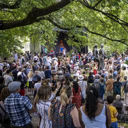 Publikum vor einer Bühne in einem Park während der Fête de la musique