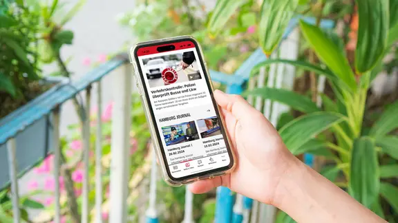 Ein Smartphone mit der NDR Hamburg App