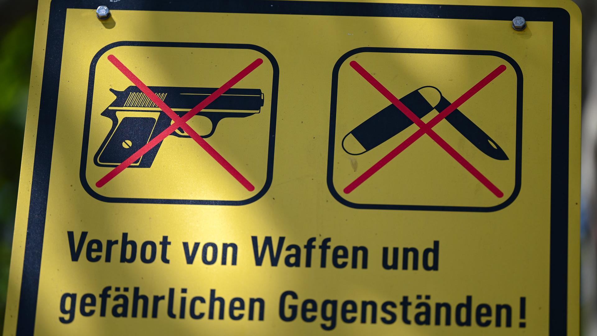 Ein Schild mit durchgestrichenen Symbolen weist auf ein Verbot von Waffen und gefährlichen Gegenständen hin. | picture alliance/dpa, Arne Dedert