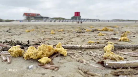 Paraffin-Reste an einem Strand auf Norderney.