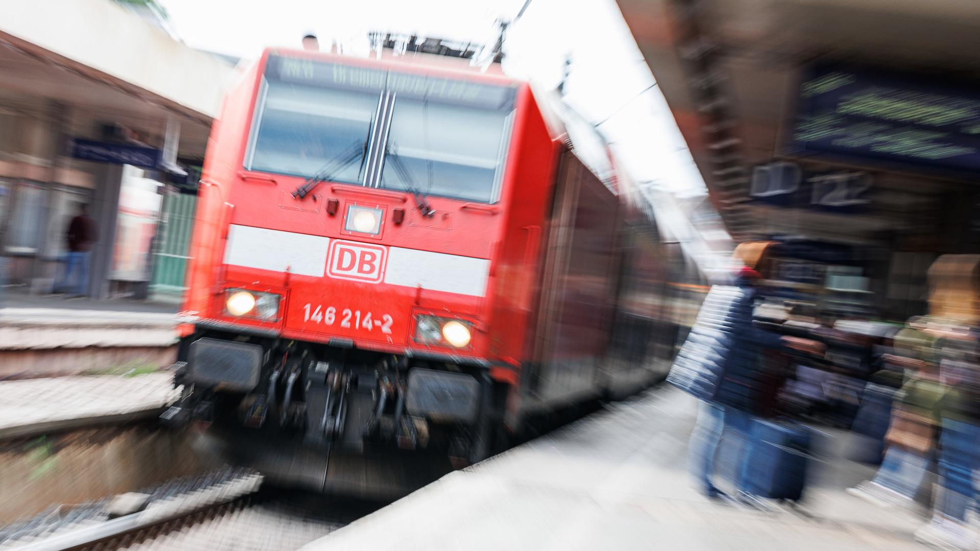 Eine Regionalbahn der Deutschen Bahn fährt am Morgen im Hauptbahnhof Hannover (Aufnahme mit längerer Verschlusszeit). | picture alliance/dpa, Michael Matthey