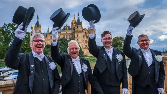 Sänger aus Finsterwalde (Brandenburg) singen bei den Feierlichkeiten zum Tag der Deutschen Einheit vor dem Schloss.