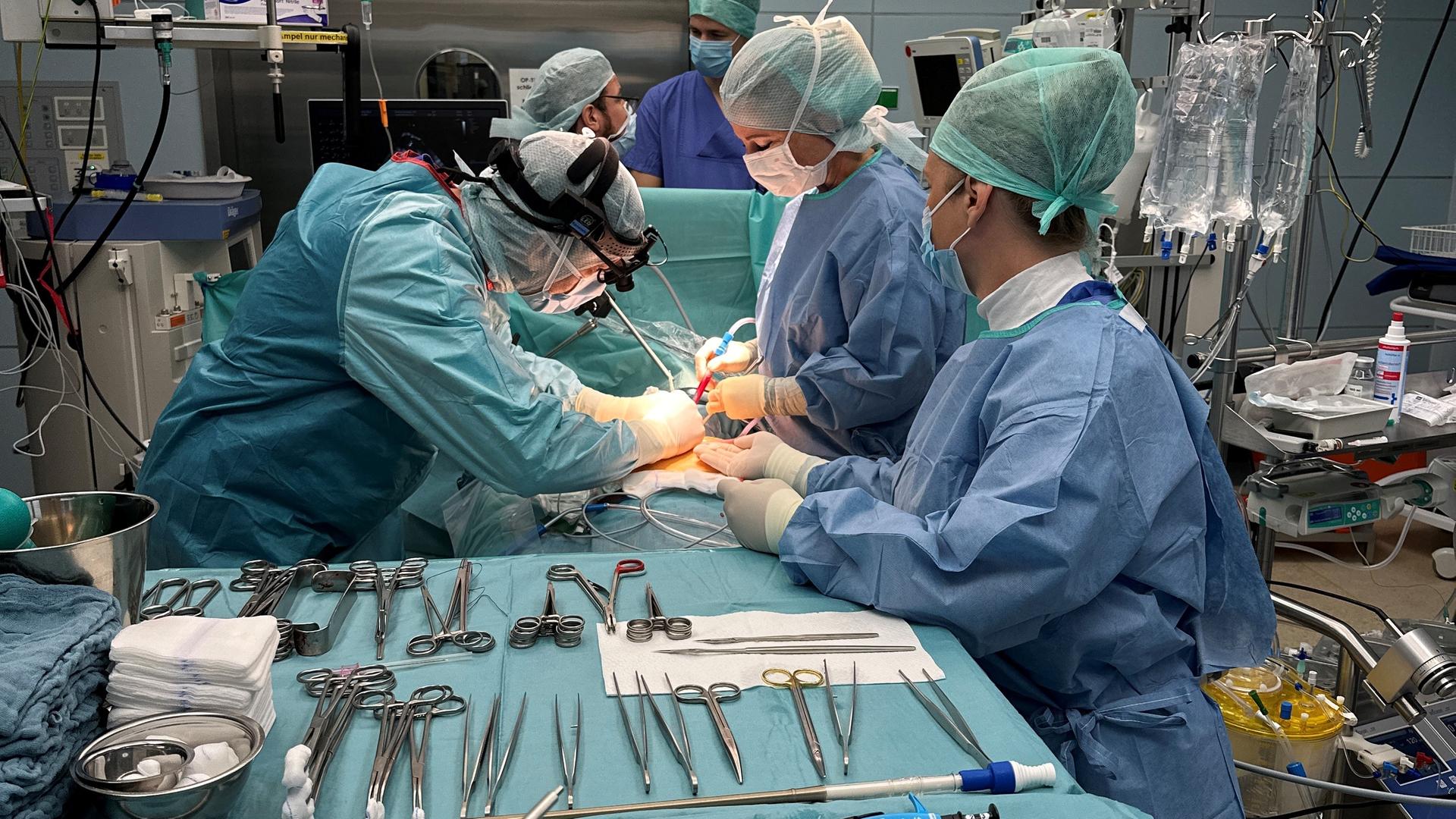 Klinikum Karlsburg: Herzchirurgen entwickeln neue OP-Methode | ndr.de