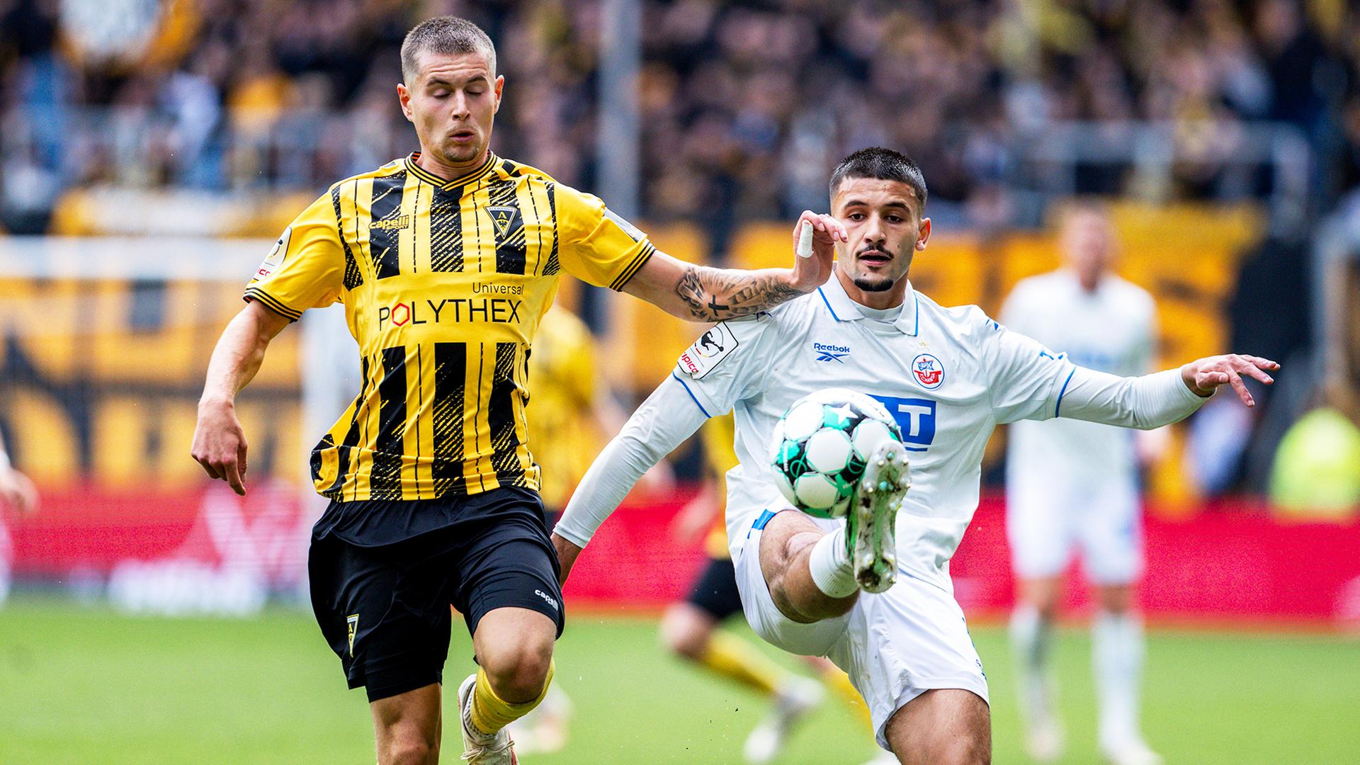 Ouassim Karada von Hansa Rostock (links) und Georg Ermolaev von Aachen | picture alliance / DFB | Mika Volkmann
