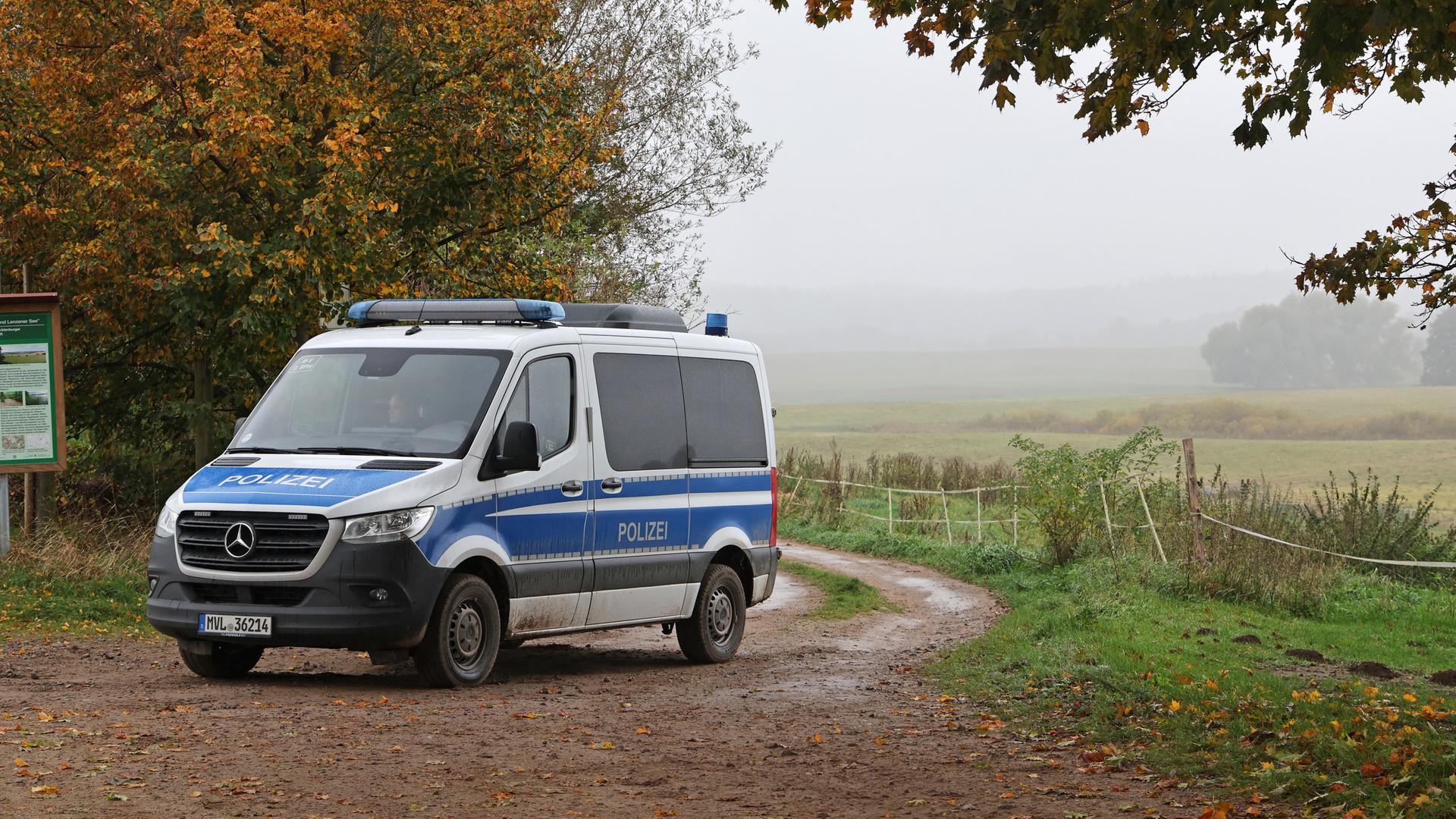 Ein Polizeifahrzeug versperrt einen Weg zum Fundort einer Kinderleiche. | Bernd WÃ¼stneck/dpa +++ dpa-Bildfunk +++