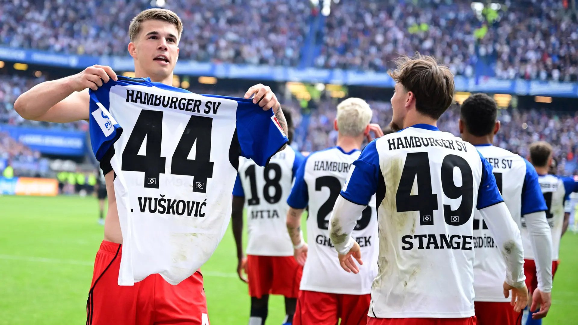 HSV besiegt den SC Freiburg und feiert Luka Vuskovic