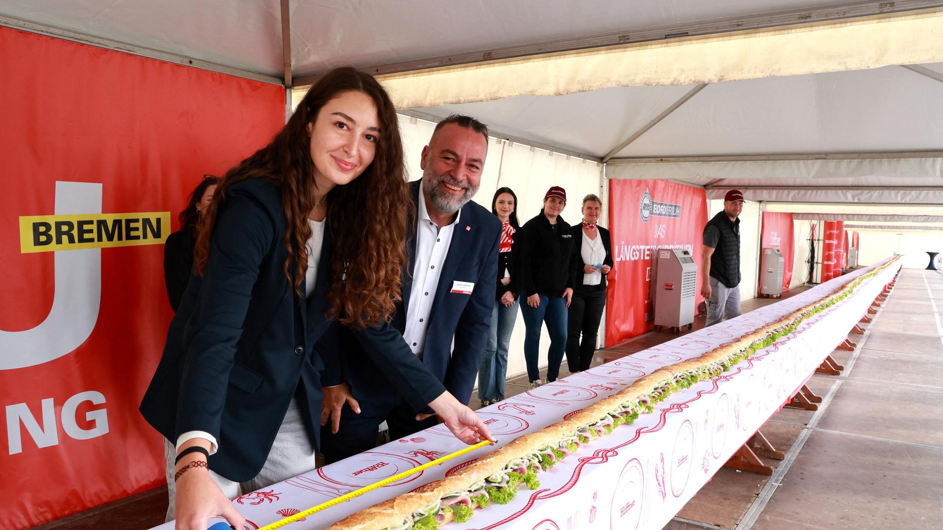 In Bremen wurde das längste Fischbrötchen der Welt belegt. | picture alliance/Christian Butt