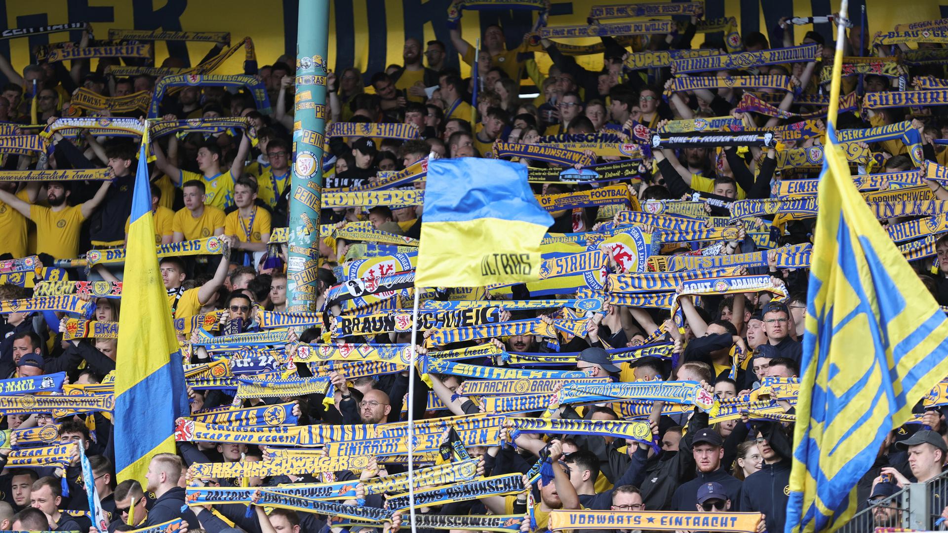 Fans des Zweitligavereins Eintracht Braunschweig | picture alliance / Sportfoto Zink / Daniel Marr , Daniel Marr
