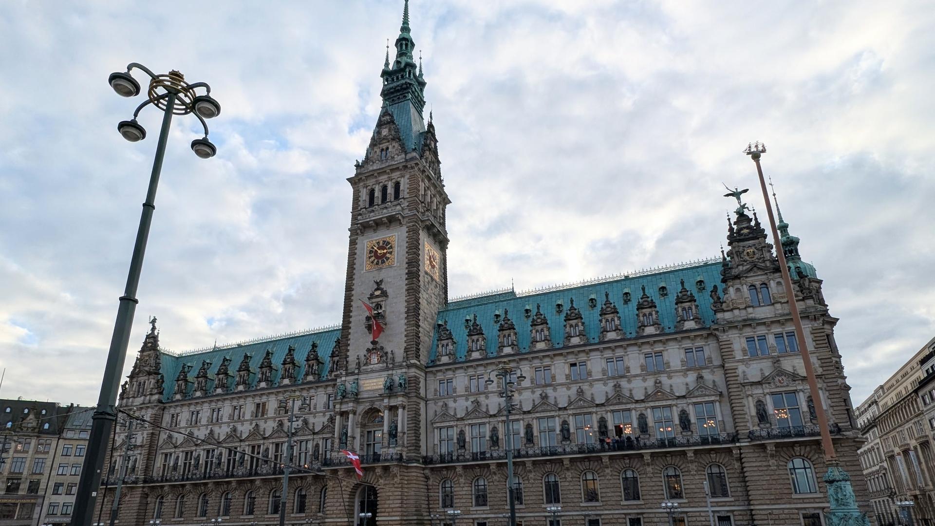 Kupferteil fällt vom Rathaus auf Fußweg – Dach wird untersucht