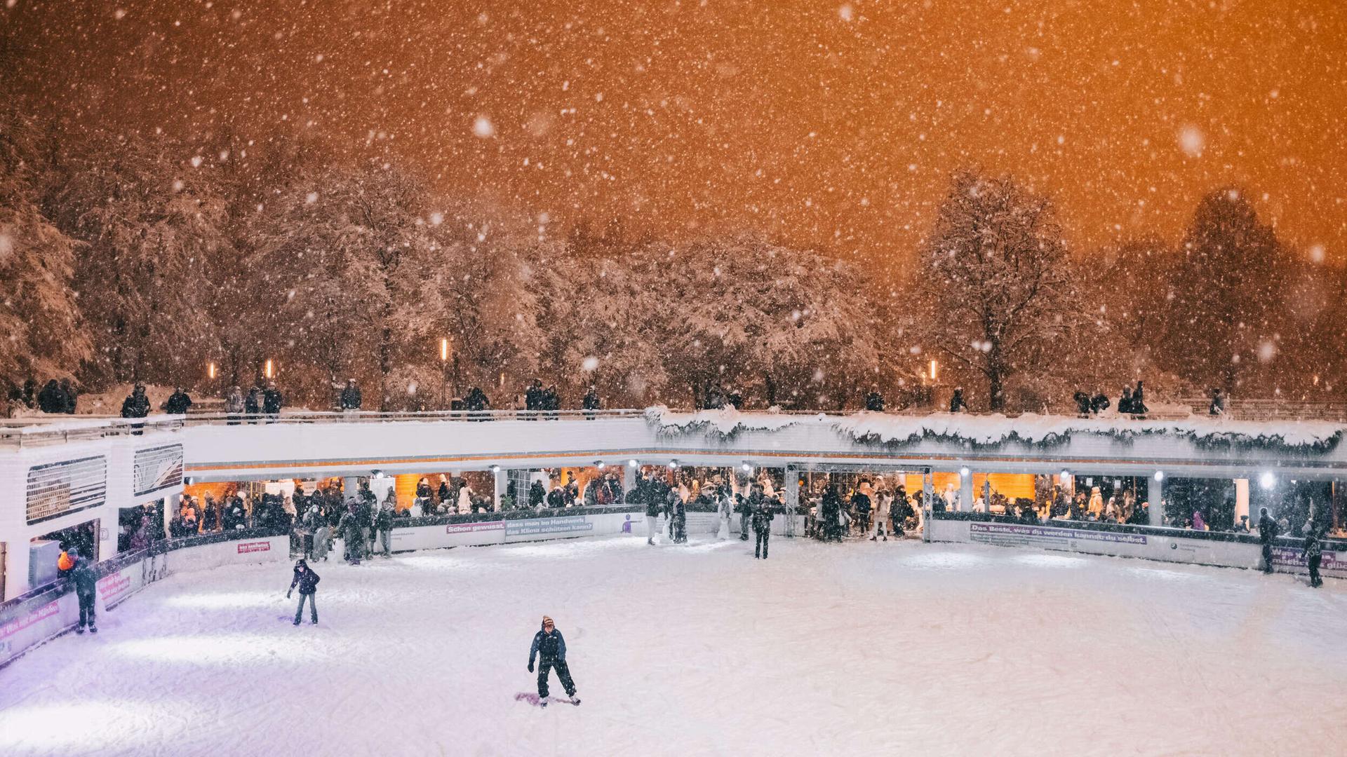 Schlittschuhläufer auf der Eisfläche in der Eisarena | picture alliance / xim.gs | xim.gs