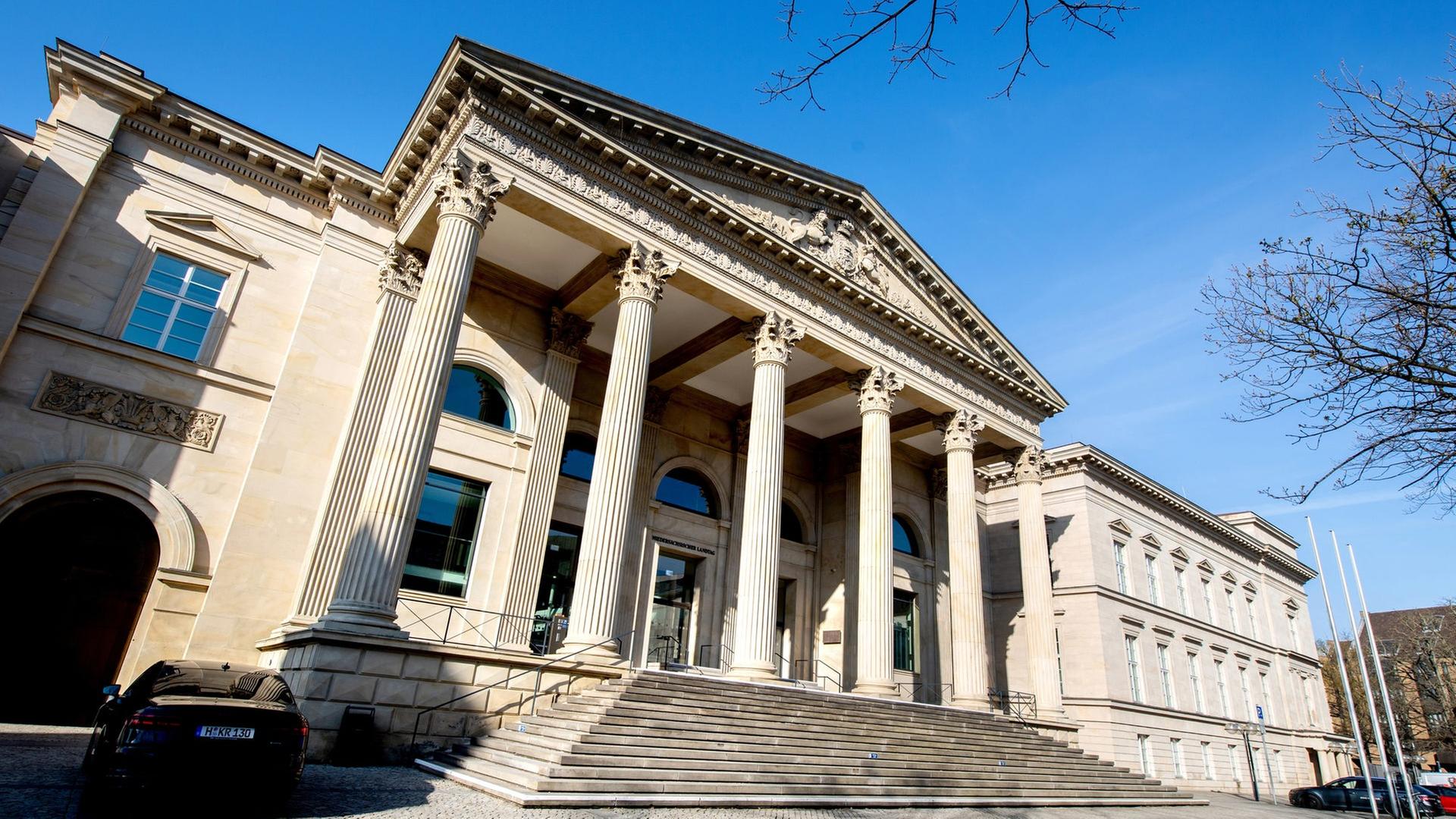 Der Haupteingang des Niedersächsischen Landtags in Hannover. | picture alliance/dpa , Hauke-Christian Dittrich