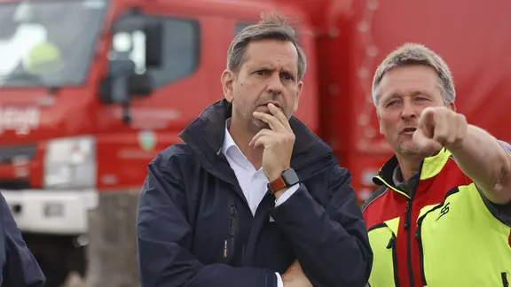 Niedersachsens Umweltminister Olaf Lies (SPD) informiert sich am Wurmberg im Gespräch mit dem Leiter des Nationalpark Harz Roland Pietsch über einen Waldbrand am Brocken.