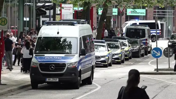 Mehrere Patrouillenautos der Hamburger Polizei befinden sich vor dem Phoenix Center in Harburg.