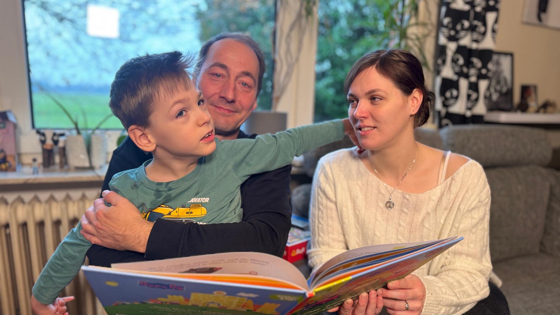 Familie Tannigel liest zusammen ein Kinderbuch | Foto: Pascal Klug
