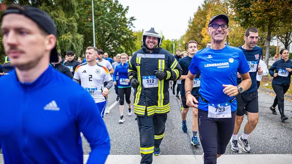 Menschen nehmen in Hannover am "Run4Respect" teil. 