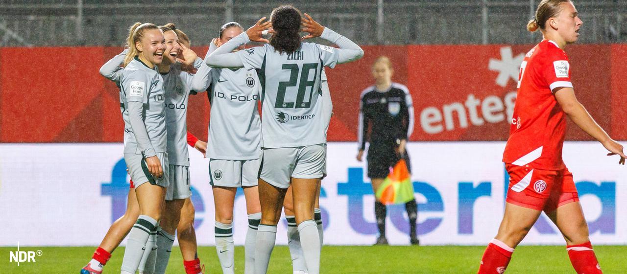 Spielerinnen des VfL Wolfsburg bejubeln einen Treffer